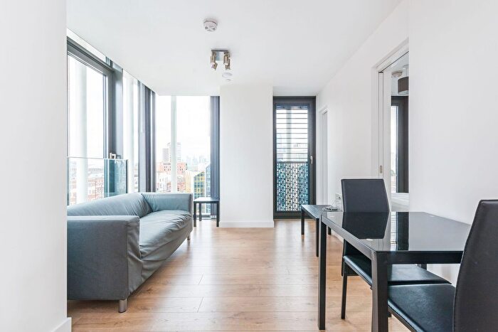 Maisonette To Rent In Great Eastern Road, Stratford, London, E15