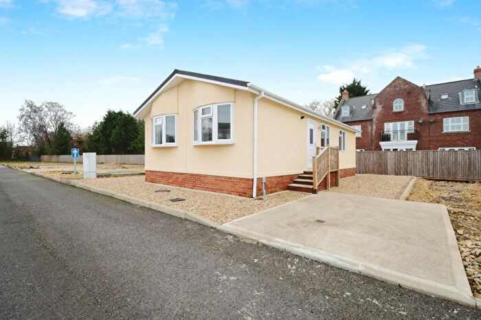 2 Bedroom Park Home For Sale In Barton-Upon-Humber, Lincolnshire, DN18