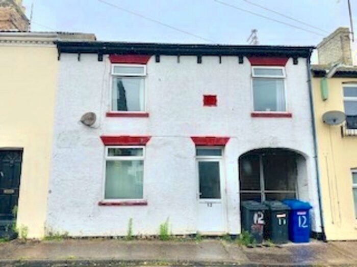 Ground Flat To Rent In Flat, St Johns Road, NR33