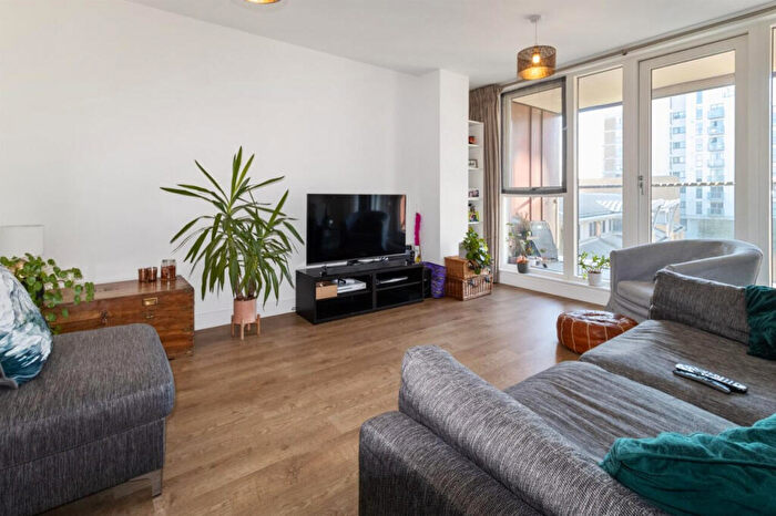 3 Bedroom Apartment To Rent In Ancora House, Coalmakers Wharf, London, E14