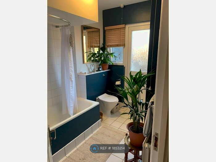 1 Bedroom Flat To Rent In Great West Road, Brentford, TW8