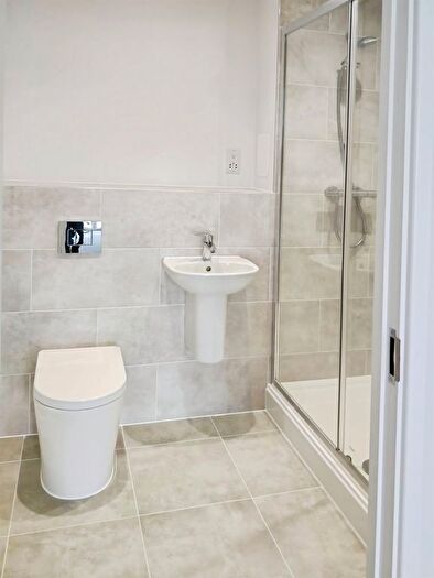 2 Bedroom Flat For Sale In Park Avenue, Bushey, WD23