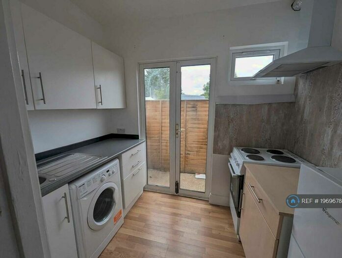 Studio To Rent In Green Lanes, London, N13