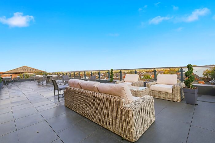 2 Bedroom Flat For Sale In New Street, Aylesbury, HP20