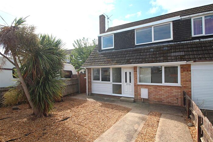 3 Bedroom Semi-Detached House For Sale In Woodhurst Road, Stanground, Peterborough, PE2