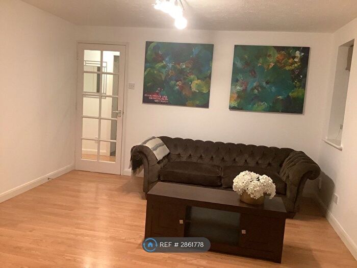 2 Bedroom Flat To Rent In Canary Wharf, London, E14