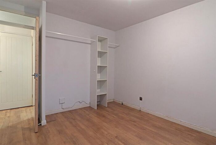 1 Bedroom Flat For Sale In Garlands Road, Redhill, RH1