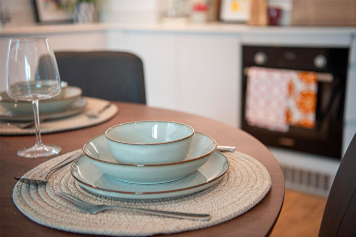 2 Bedroom Flat To Rent In Apartment, Saxton Lane, Leeds, West Yorkshire, LS9