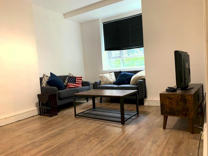 3 Bedroom Flat To Rent In Mackenzie Close, Whitecity, London, W12