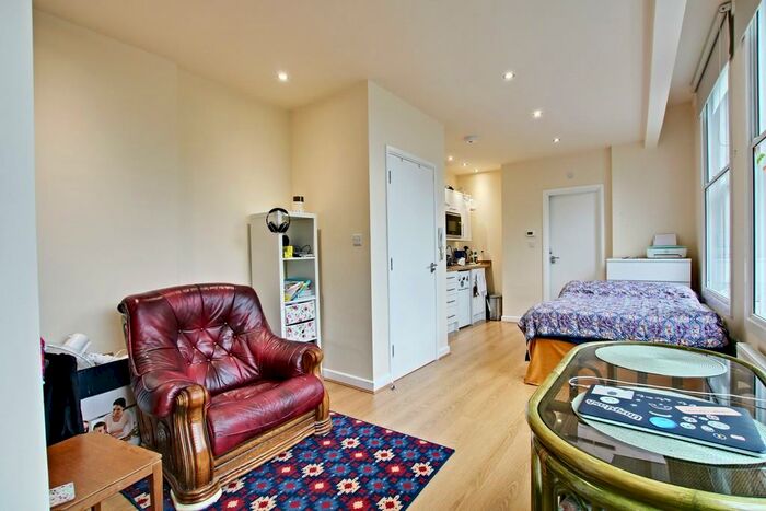 Studio To Rent In High Street, St. Mary Cray, BR5