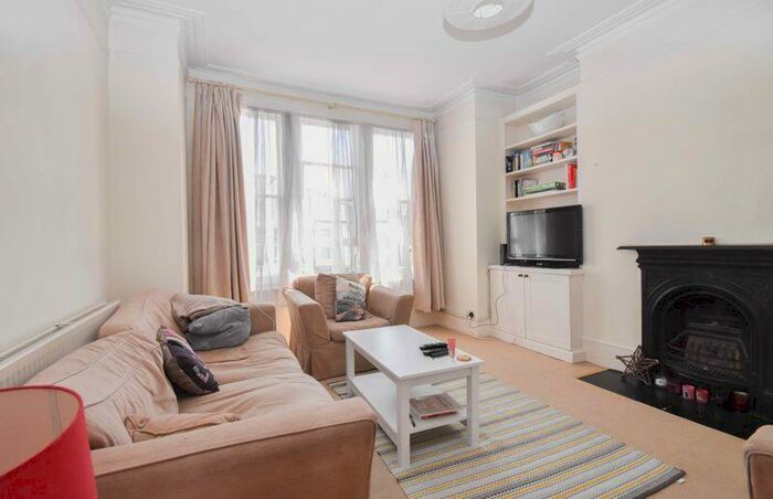 3 Bedroom Flat To Rent In Lynn Road, Clapham South, SW12