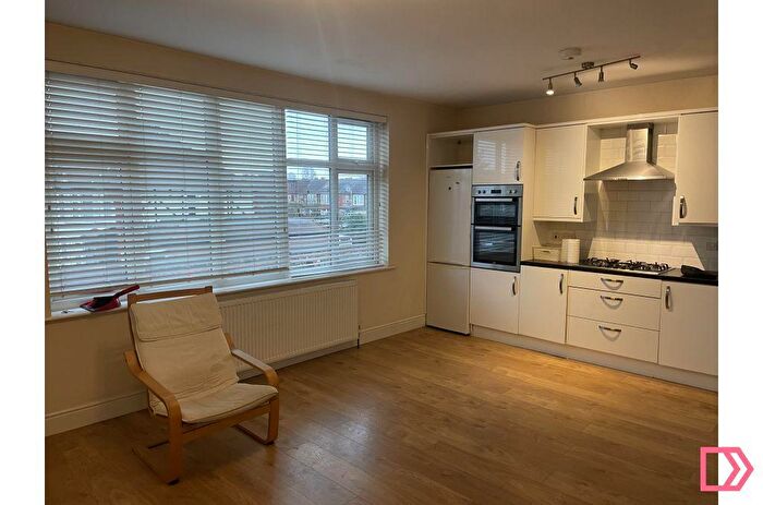 2 Bedroom Flat To Rent In A Green Lanes, Palmers Green, London, N13