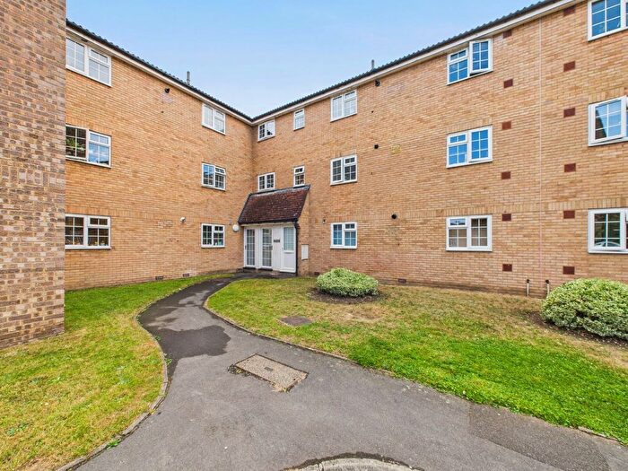 2 Bedroom Flat For Sale In Mayford Close, Beckenham, Kent, BR3