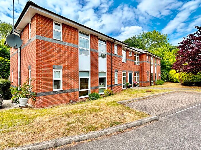 2 Bedroom Flat To Rent In Bridge Court, Wrecclesham, Farnham, GU10