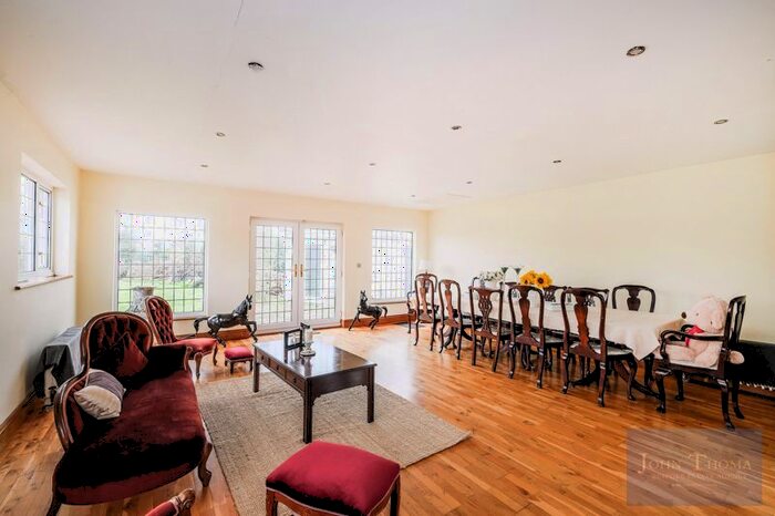 4 Bedroom Detached House For Sale In New Road, Lambourne End, Romford, RM4