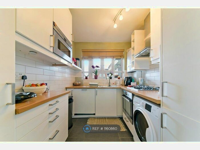 3 Bedroom Flat To Rent In Fernwood, London, SW19