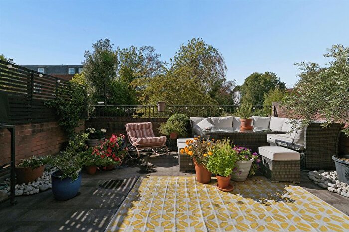 1 Bedroom Flat For Sale In Avenue Road, Isleworth, TW7
