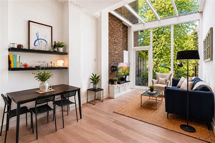 3 Bedroom Flat To Rent In Cromwell Crescent, Earls Court, London, SW5
