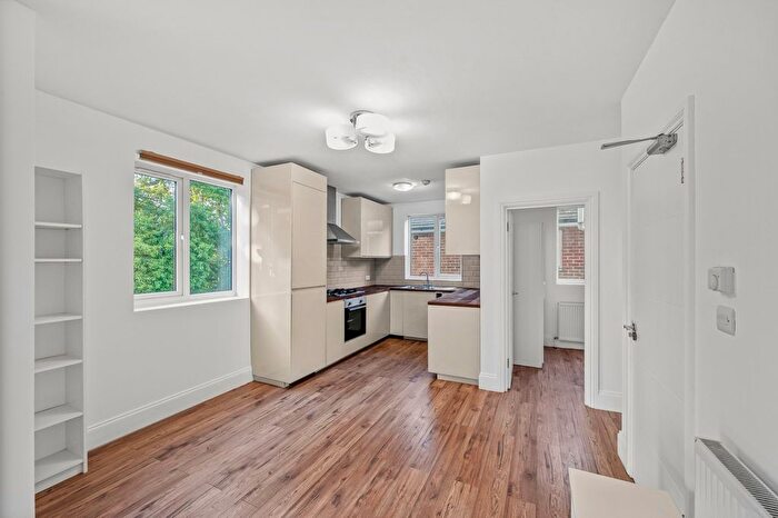 3 Bedroom Flat To Rent In Roehampton Vale, Putney, SW15
