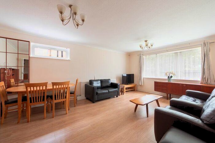 2 Bedroom Flat For Sale In Hunt Court, Chase Side, N14