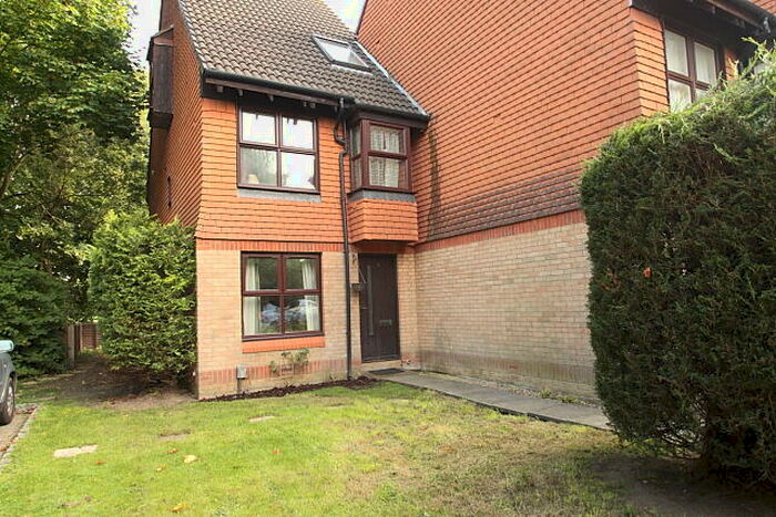 1 Bedroom Flat To Rent In Hedgerley Court, Woking, GU21