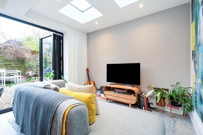 2 Bedroom Flat For Sale In Chetwynd Road, Dartmouth Park, NW5