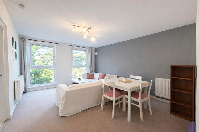 2 Bedroom Apartment To Rent In Christie Court - Hornsey Road, London, N19