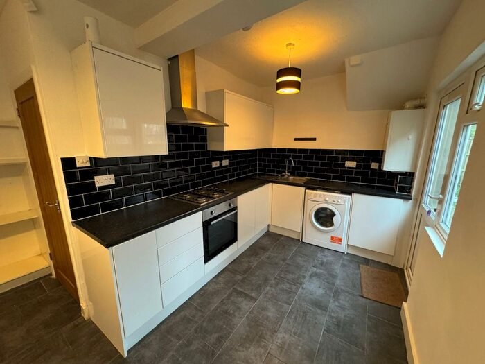 2 Bedroom Flat To Rent In Mersham Road, Thornton Heath, Surrey, CR7