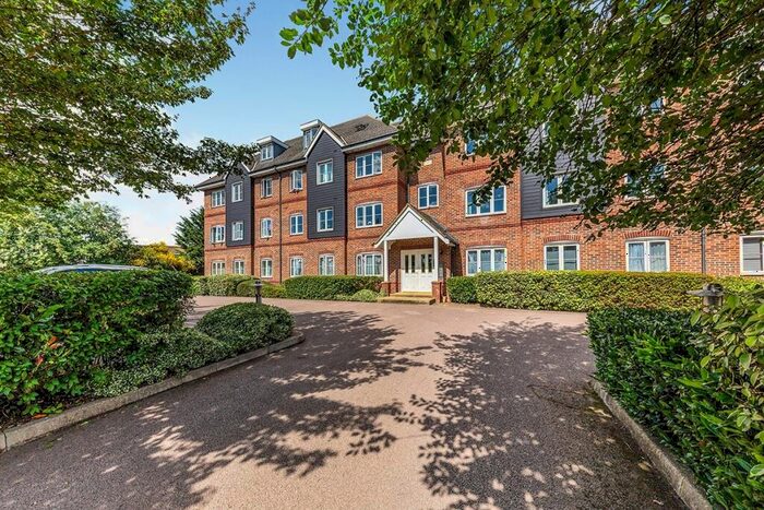 2 Bedroom Flat To Rent In Cadwell Lane, Hitchin, Hertfordshire, SG4