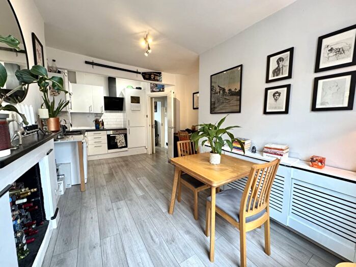 2 Bedroom Flat For Sale In Amberley Road, London, W9