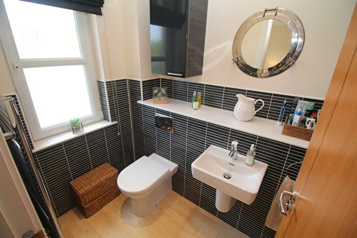 2 Bedroom Flat For Sale In Cromarty Grove, Inverkip, PA16