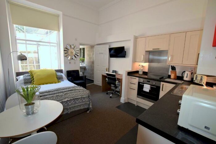 Studio To Rent In Berkeley Square, Bristol, BS8 - Photo 2