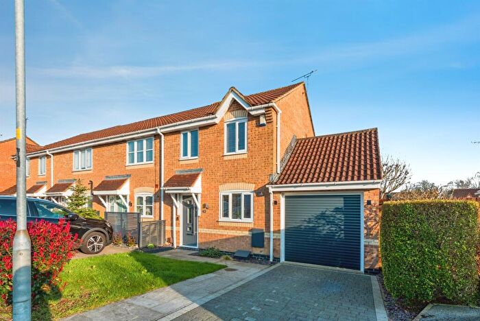 3 Bedroom End Of Terrace House For Sale In Loveridge Close, Swindon, SN2
