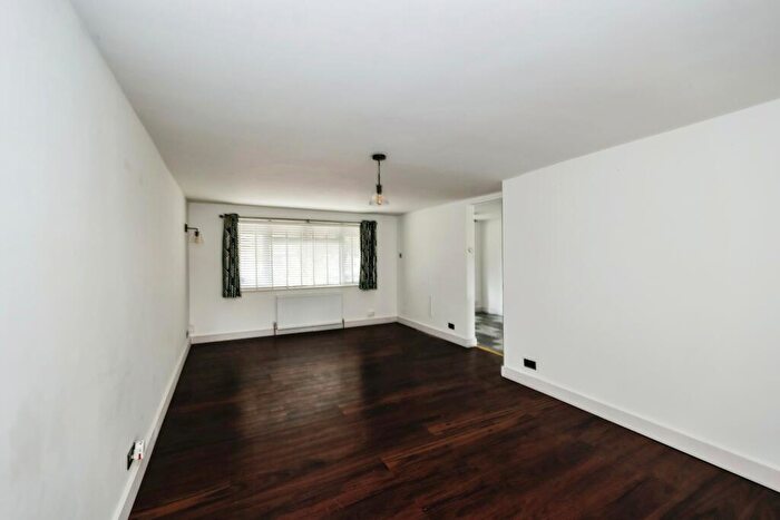 3 Bedroom Semi-Detached House For Sale In Wheatsheaf Drive, Waterlooville, Hampshire, PO8
