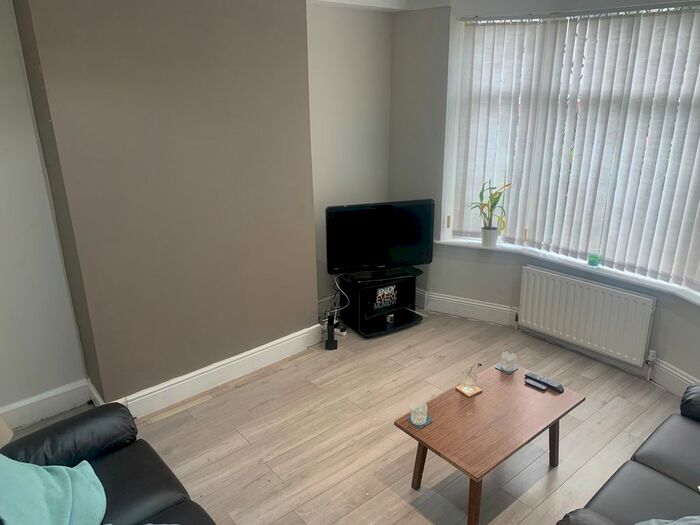 4 Bedroom Semi-Detached House To Rent In Langdale Gardens, Leeds, West Yorkshire, LS6