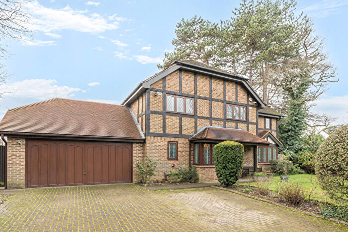 5 Bedroom Detached House For Sale In Dartnell Court, West Byfleet, KT14