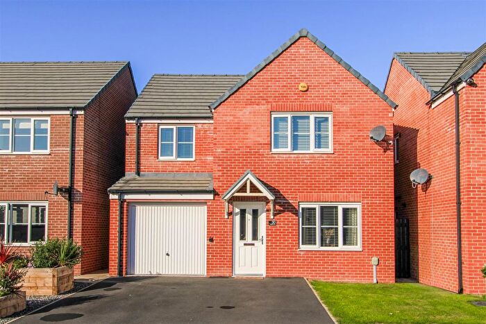 4 Bedroom Detached House For Sale In Kingfisher Way, Dewsbury, WF12