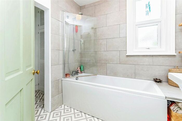 1 Bedroom Flat For Sale In Hatchlands Road, Redhill, Surrey, RH1