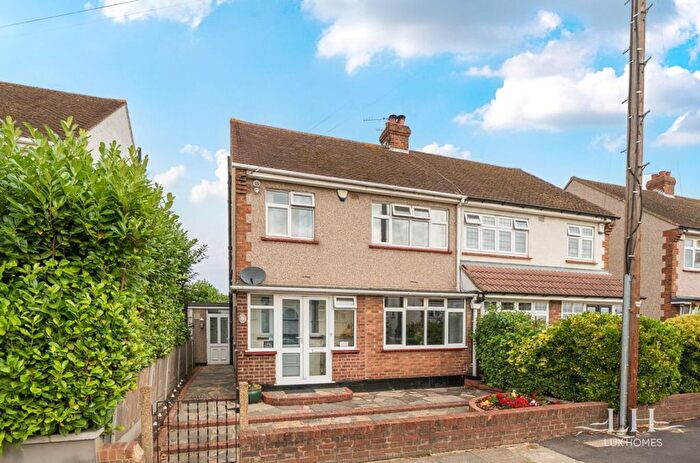 3 Bedroom Semi-Detached House For Sale In Aintree Grove, Upminster, RM14
