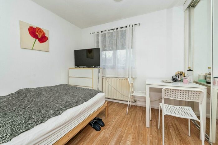 2 Bedroom Terraced House For Sale In Chiltern Gardens, Waller Avenue, Luton, Bedfordshire, LU4