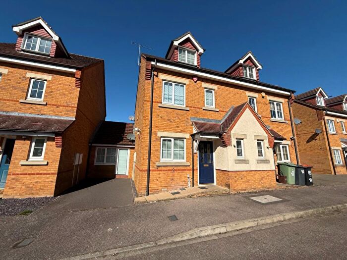 3 Bedroom Semi Detached House For Sale In Brook Close, Dunstable, LU6