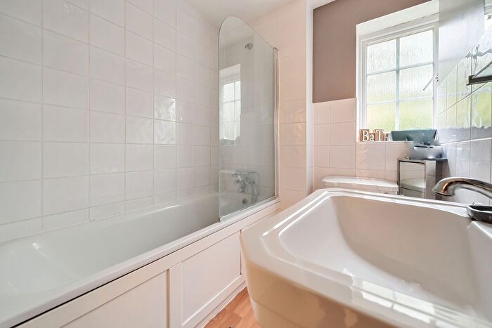 1 Bedroom Flat To Rent In Ivy Drive, Lightwater, GU18