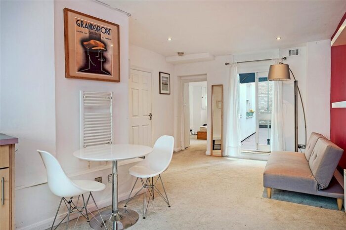 1 Bedroom Flat To Rent In Battersea Rise, Between The Commons, SW11