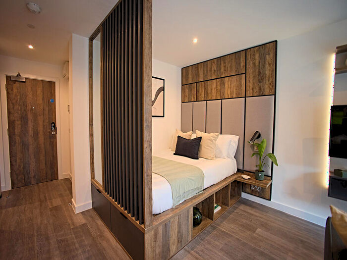 Apartment To Rent In Apt, Live Oasis St Albans Place #, LS2