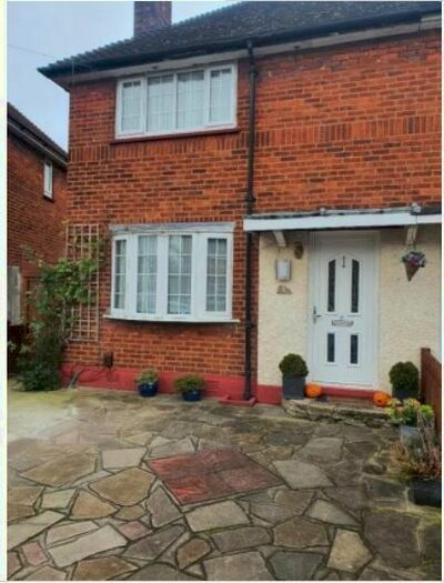 2 Bedroom Property To Rent In Ross Crescent, Watford, WD25