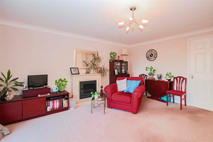 3 Bedroom End Of Terrace House For Sale In Bascombe Grove, Braeburn Park, Crayford, DA1