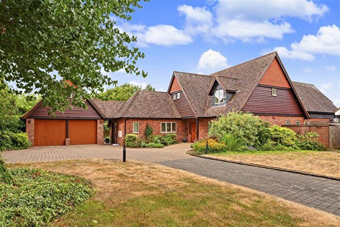 3 Bedroom Detached House For Sale In Oakwood Drive, Harpenden, AL5