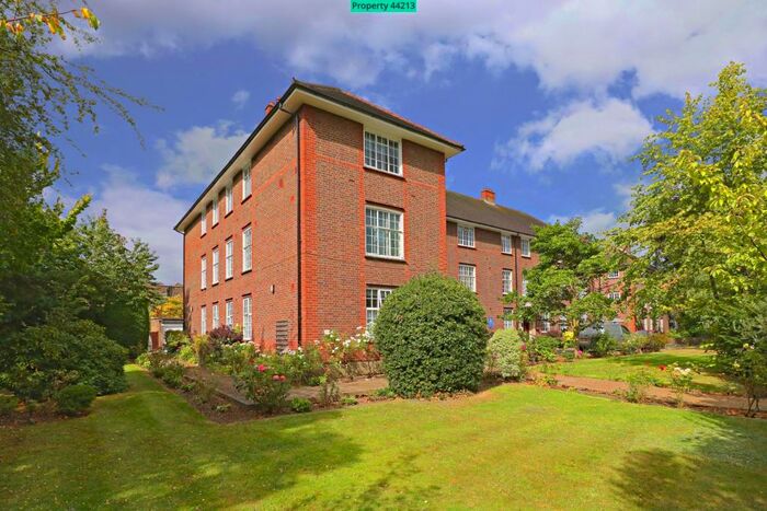 3 Bedroom Flat To Rent In Chandos Court, The Green, London, N14