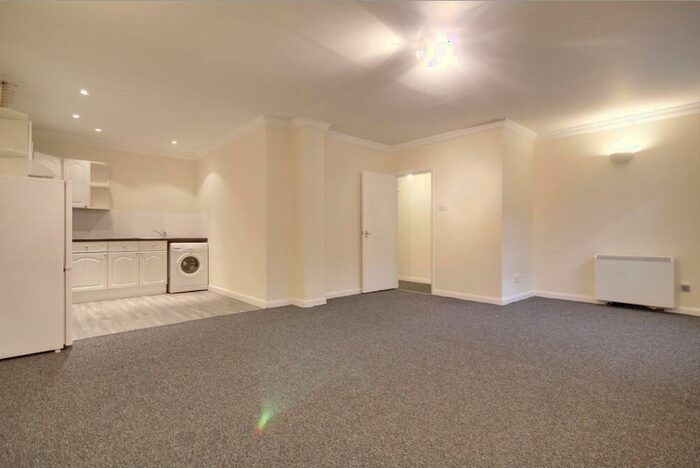 1 Bedroom Apartment To Rent In Lyttelton Road, Leyton, E10