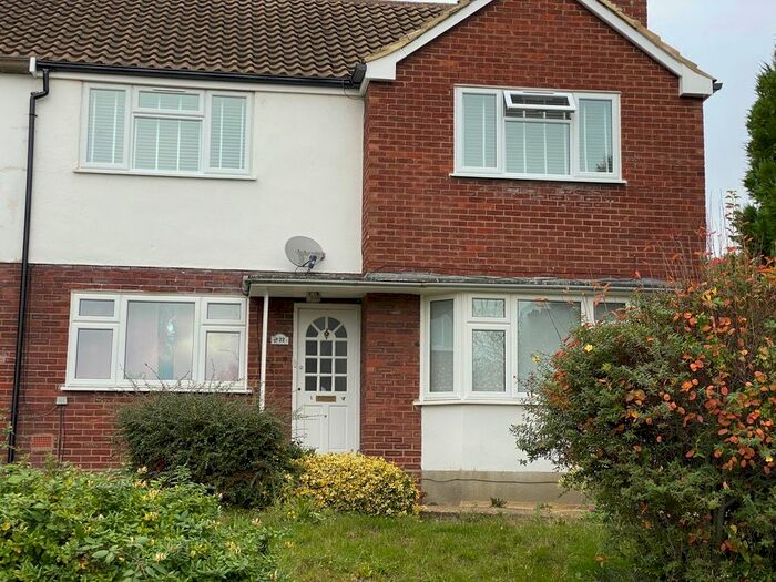 2 Bedroom Flat To Rent In Shrublands Close, Chigwell IG7